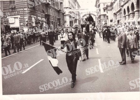 AL FUNERALE DI UGO VENTURINI GIOVANI CAMMINANO PER LA STRADA CON BANDIERE, STENDARDI E TRICOLORE