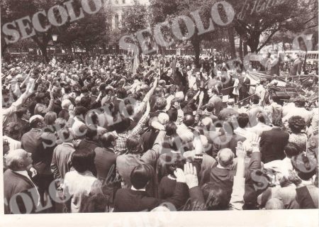 UNA MOLTITUDINE D PERSONE RENDE OMAGGIO AL FERETRO DI UGO VENTURINI CON IL SALUTO ROMANO