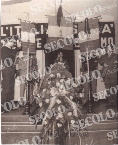 IL FERETRO DI UGO VENTURINI DURANTE IL FUNERALE ATTORNIATO DAGLI STENDARDI DI PARTITO TRA I QUALI QUELLO DELLA FEDERAZIONE PROVINCIALE DI GENOVA